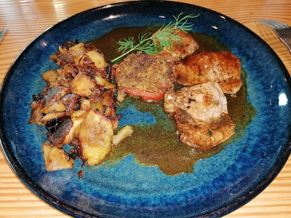 Escalopine de Veau Sauce Brune À l'Ail Noir Pomme Lyonnaise Et Tomate Provençale
