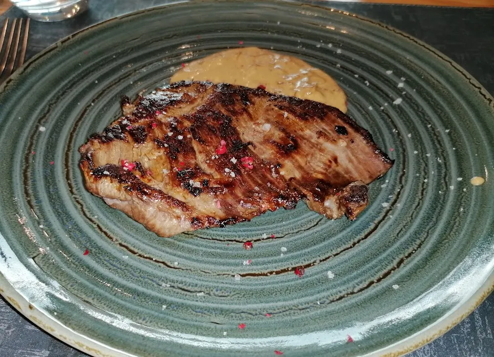 Plancha de Bavette D'aloyau de Bœuf Angus Vf Sauce Aux Échalotes Et Frites Au Sel de Truffes